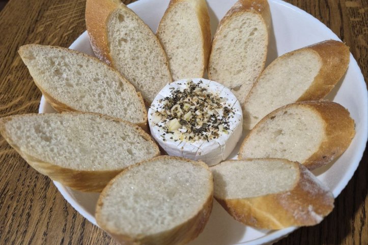 Камамбер з багетом