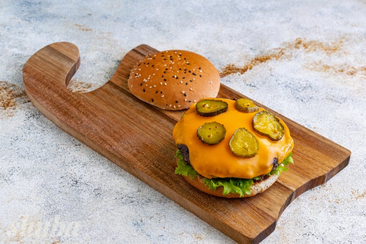 бургер з котлетою та огірком