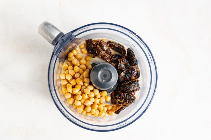 нут, фініки та молоко