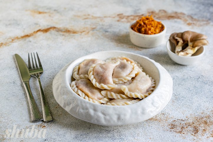 пісні вареники з гливами і квашеною капустою