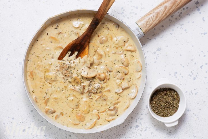 борошно, вода та гриби