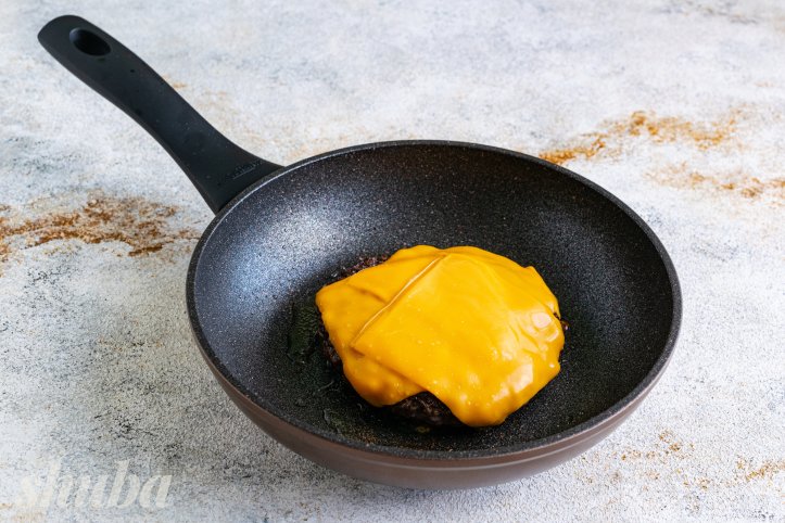 обсмажена котлета з сиром