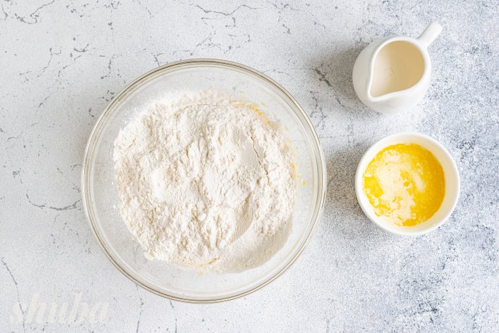 борошняна суміш та жовткова маса