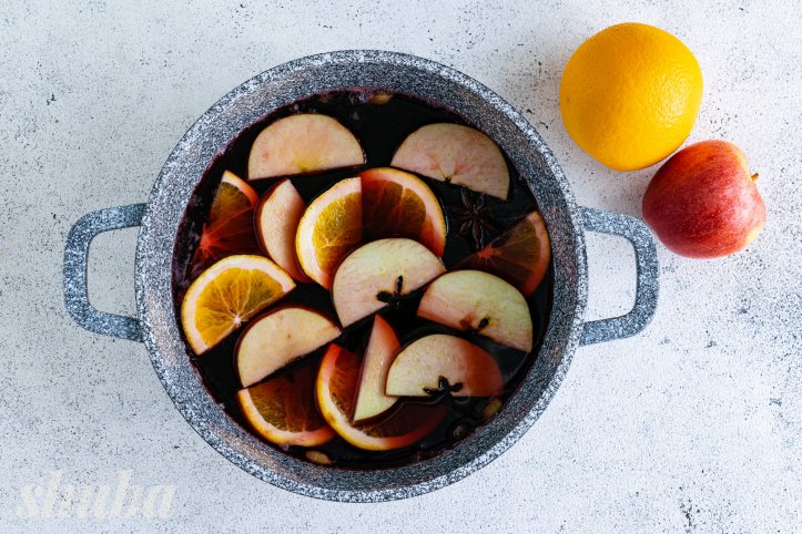 сік зі спеціями та фруктами