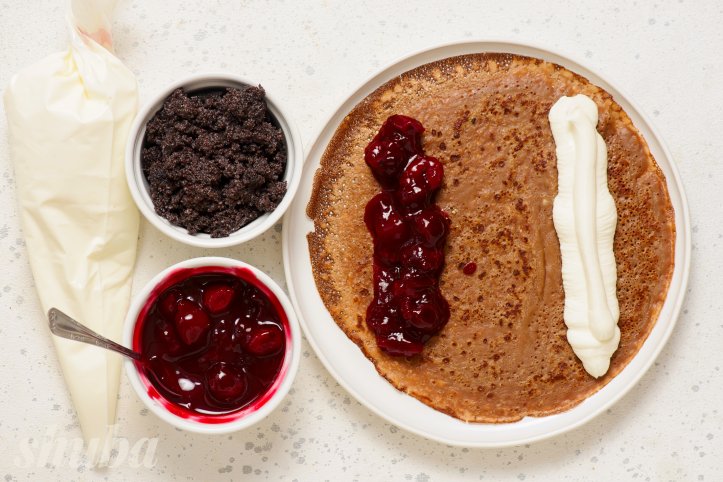 млинці з вишнями та сиром