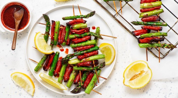Шашлички зі спаржею та ковбасою