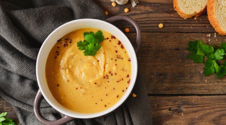 Тарілка з гороховим пудингом на дерев'яному столі