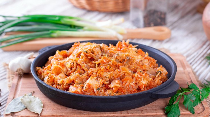 Тушкована капуста з куркою