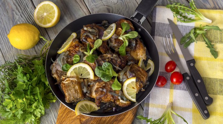 Хек по-єврейськи із цибулею