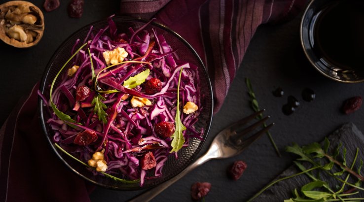 Салат з червоної капусти із горіхами