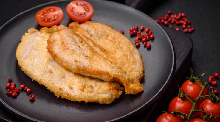 Курячі відбивні в кефірному клярі, запечені в духовці
