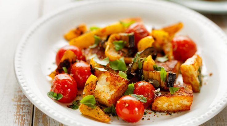 Запечений батат з овочами та сиром халумі