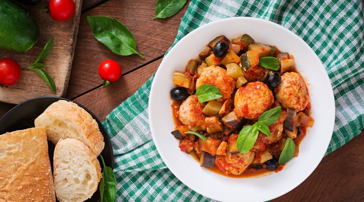 Теплий салат з фрикадельками