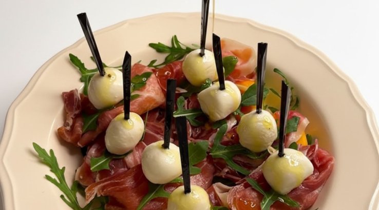 Канапе з хурмою та хамоном