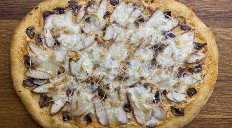 Піца з куркою, печерицями, цибулею та моцарелою