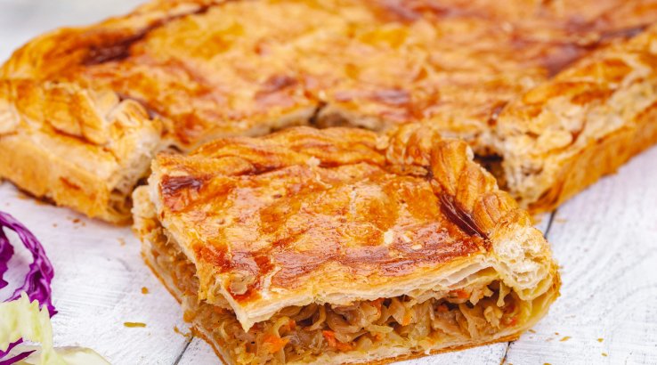Лінивий пиріг з квашеною капустою і шинкою