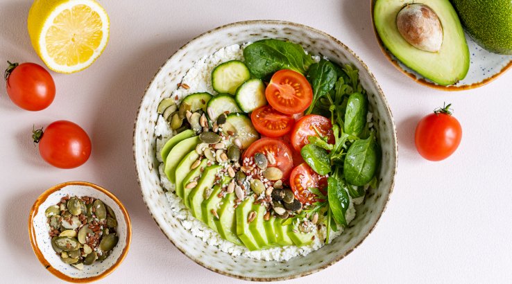 Боул із кисломолочним сиром та овочами