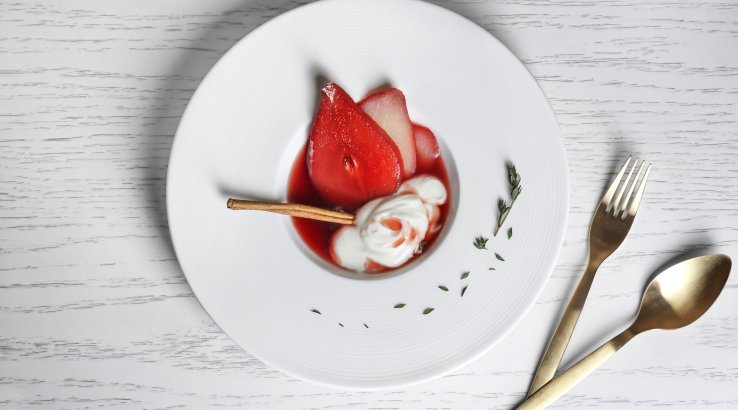 Груші у вині з соусом із білого шоколаду