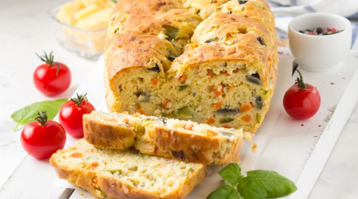 Домашній закусковий хліб з сиром і овочами