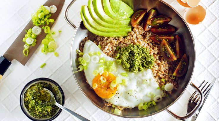 Страва з гречкою, яйцем і авокадо