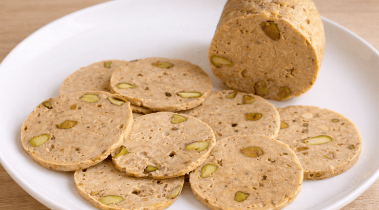 Куряча ковбаса з горіхами