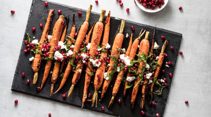 Молода морква з бринзою та кропом