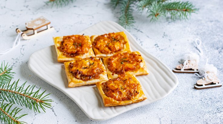 Закуска з листкового тіста з цибулевим чатні