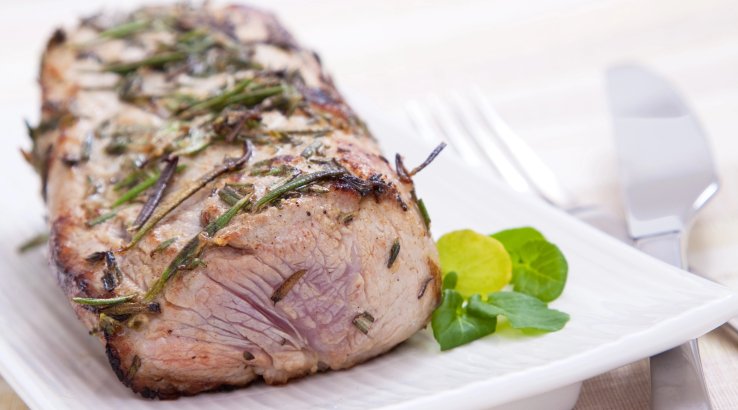 Свинячий биток, запечений з травами