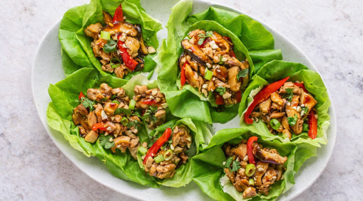 Кошики зі свіжого салату з куркою