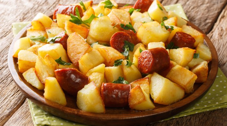 запеченные колбаски с картофелем рецепт