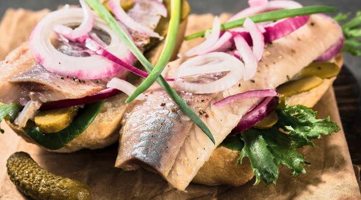 Смореброди з оселедцем і червоною цибулею