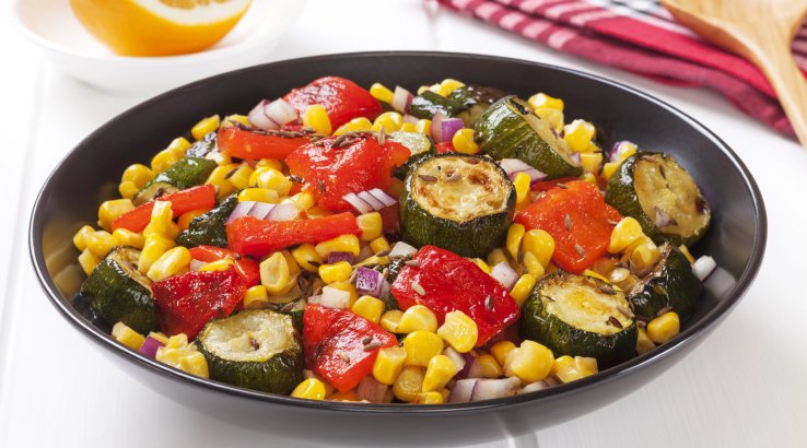Салат із запечених овочів з кукурудзою