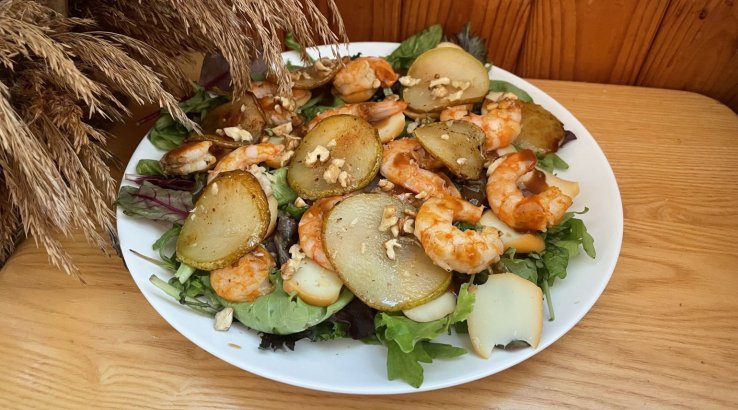 Салат з креветками та копченою моцарелою