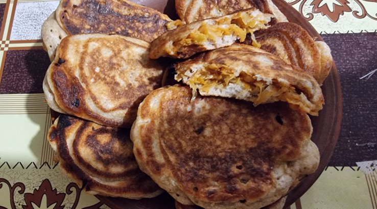 Ліниві пиріжки з тушкованою капустою