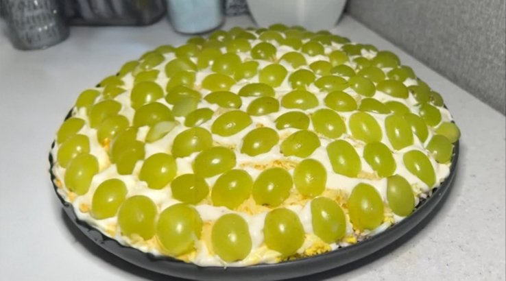 салат з куркою, сиром та виноградом