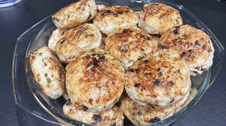 Курячі котлетки з морквою та зеленню