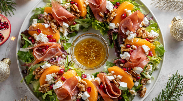 Салат-вінок із хурмою, хамоном і фетою — святковий рецепт із яскравою подачею