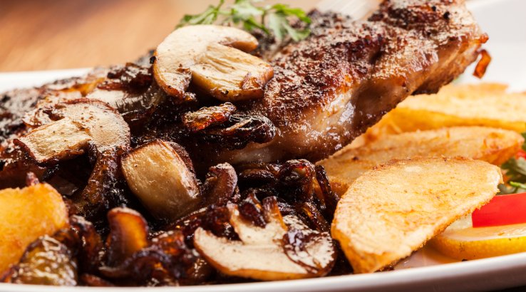 свинина запечена з грибами