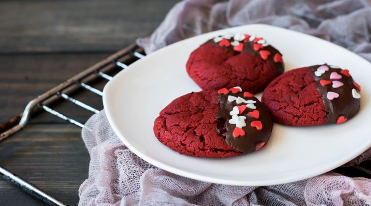 Печиво «Червоний оксамит» з посипкою з білого шоколаду