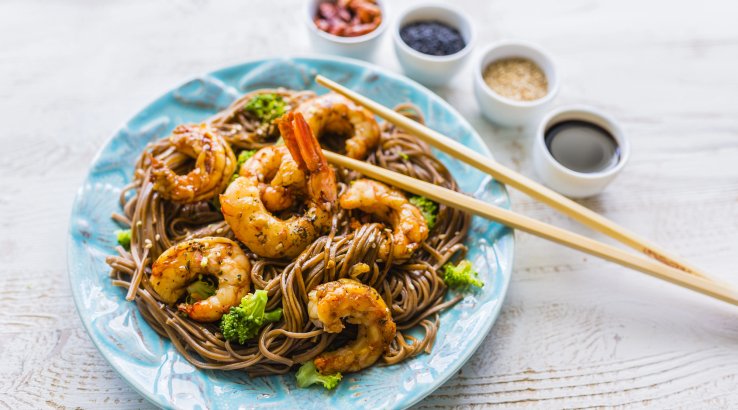 Азійський салат з креветками, овочами та локшиною