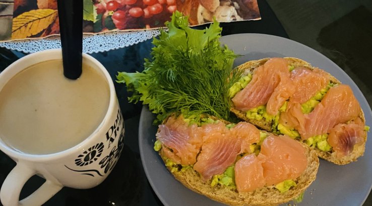 Тост з авокадо і слабосоленою сьомгою