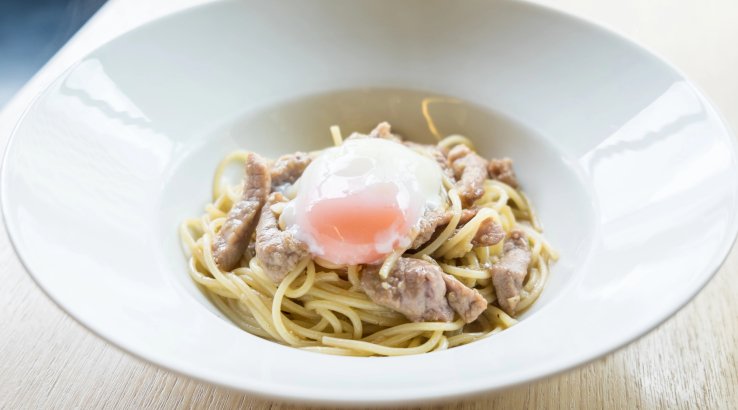 Паста зі свининою та яйцем пашот