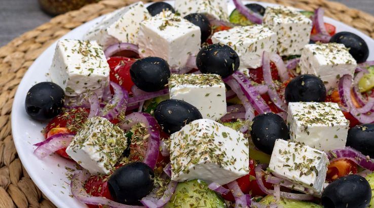 Грецький салат з часниковою заправкою