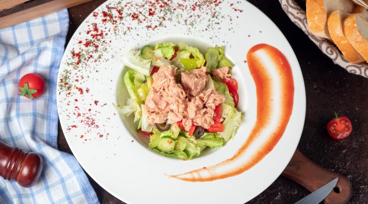 Салат з рибними консервами