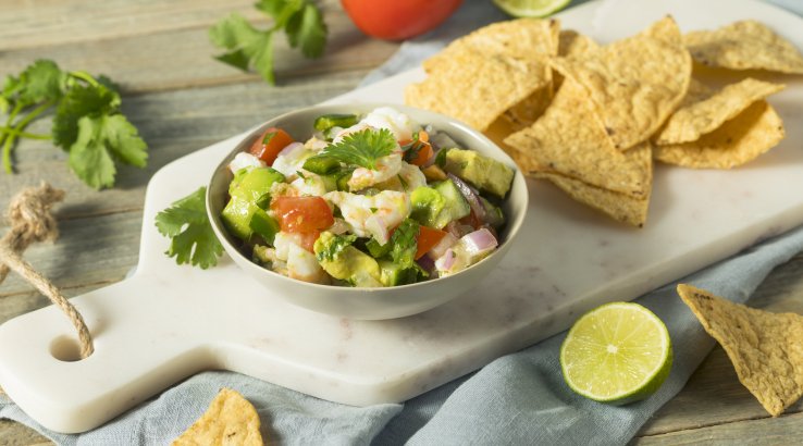 Креветки з авокадо і цибулею