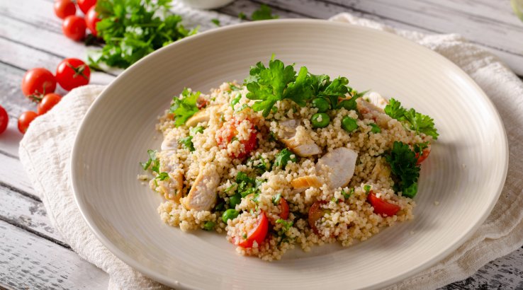 Салат з кускусом, куркою і томатами