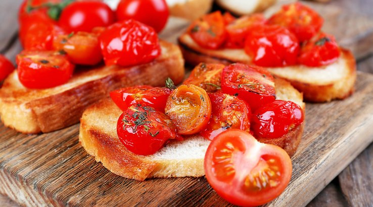 Тост із запеченими томатами
