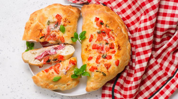Кальцоне с салями и сыром рецепт