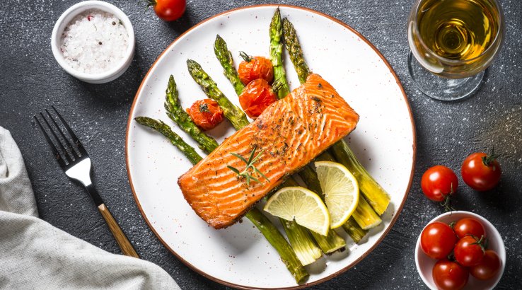 Смажений лосось з овочами