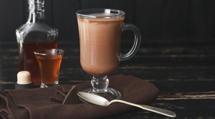 Гарячий шоколад з солоною карамеллю та ромом